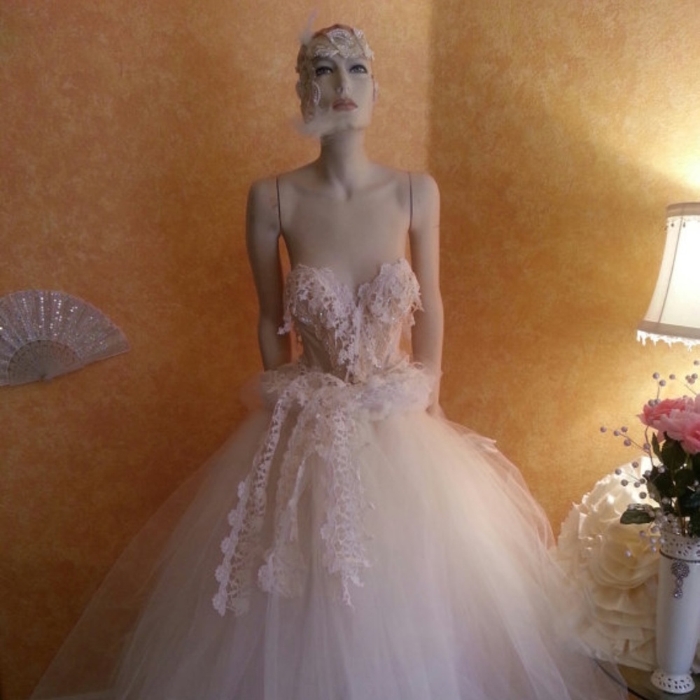 Romantic Ivory Lace Tulle Crystal Corset Ballgown